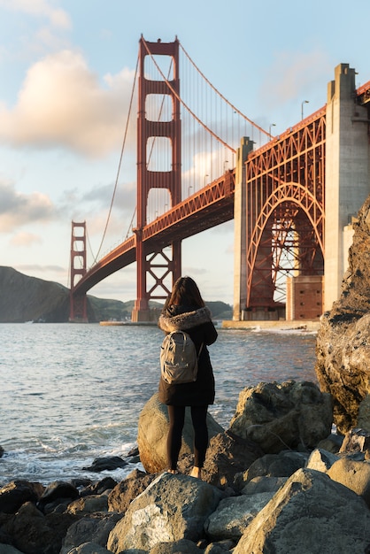 Ragazza che gode di una bella vista del Golden Gate Bridge sulla spiaggia