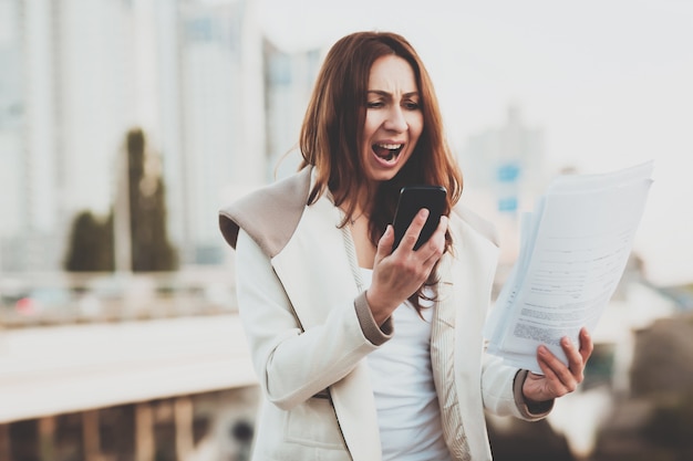 Ragazza che grida mentre parla sul telefono cellulare