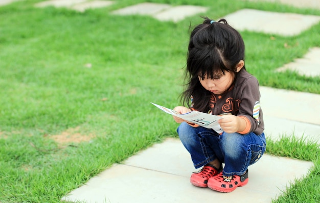 ragazza che guarda la mappa