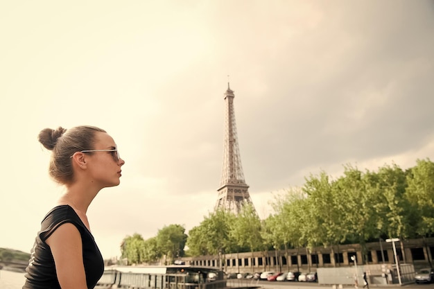 Ragazza che guarda la torre eiffel a Parigi Francia