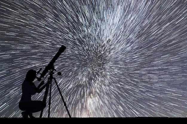 Ragazza che guarda le stelle con il telescopio. Cielo notturno stellato