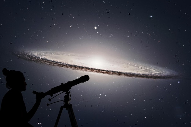 Ragazza che guarda le stelle con il telescopio. Sombrero Galaxy M104 nella costellazione della Vergine. Gli elementi di questa immagine sono forniti dalla NASA.