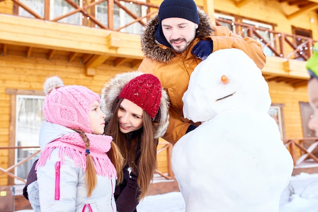 Ragazza che guarda pupazzo di neve