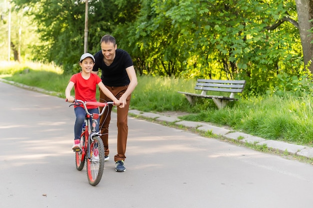 Ragazza che impara ad andare in bicicletta.