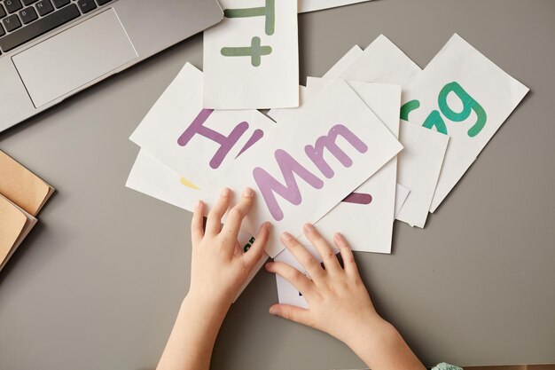 Ragazza che impara le lettere inglesi