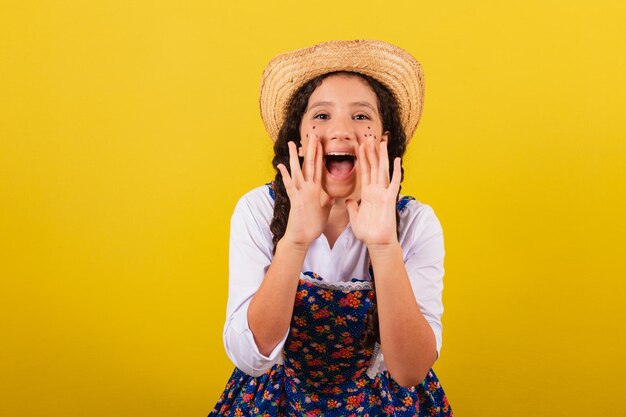 Ragazza che indossa abiti tipici per Festa Junina promozione urlando vendita urlante Per il Festival do Arraia