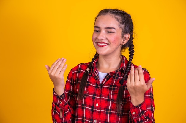 Ragazza che indossa abiti tipici per la Festa Junina Ragazza carina vestita con abito da festa di giugno