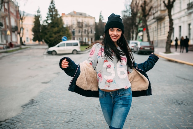 ragazza che indossa cappotto e abbigliamento casual