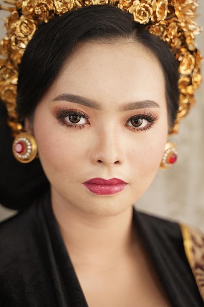 Ragazza che indossa gioielli corona payas e kebaya balinese