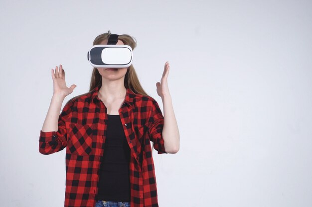 Ragazza che indossa i vetri di realtà virtuale