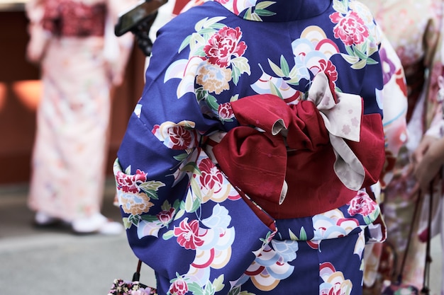 Ragazza che indossa la condizione giapponese del kimono