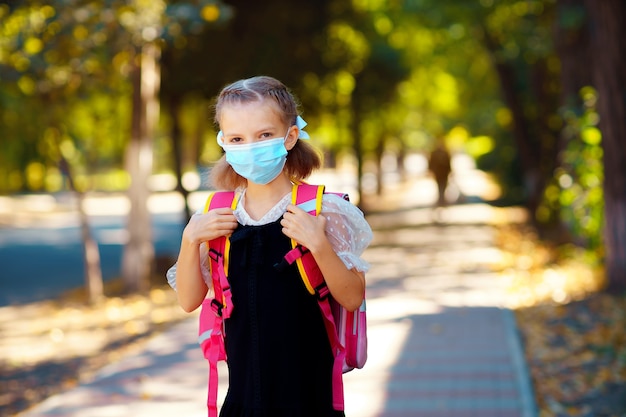 Ragazza che indossa maschera e zaino