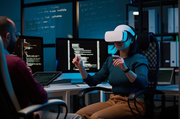 Ragazza che indossa un auricolare VR nel dipartimento IT