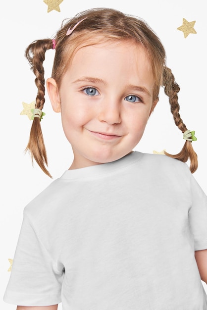 Ragazza che indossa una maglietta png in studio