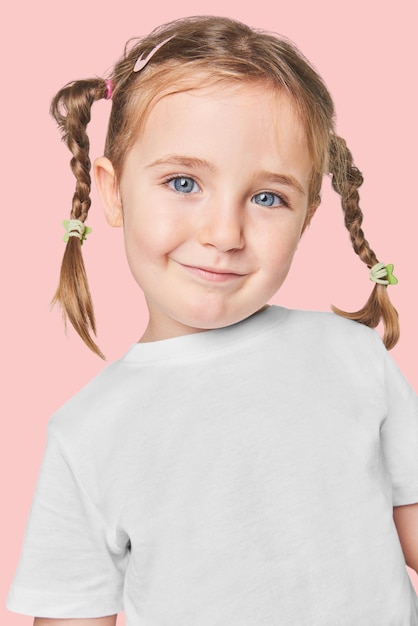 Ragazza che indossa una maglietta png mockup