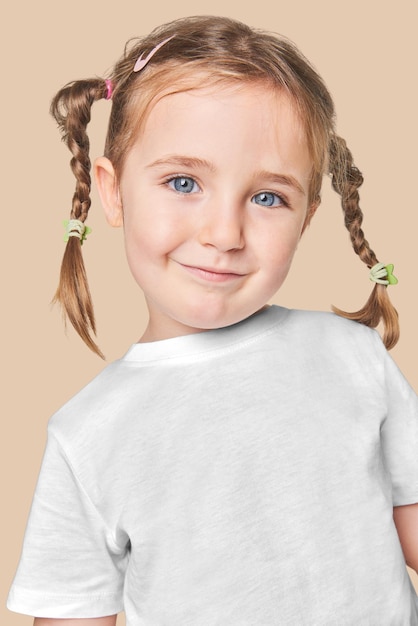Ragazza che indossa una maglietta png mockup