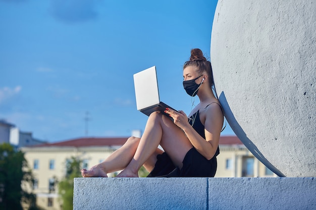 Ragazza che indossa una maschera che lavora fuori