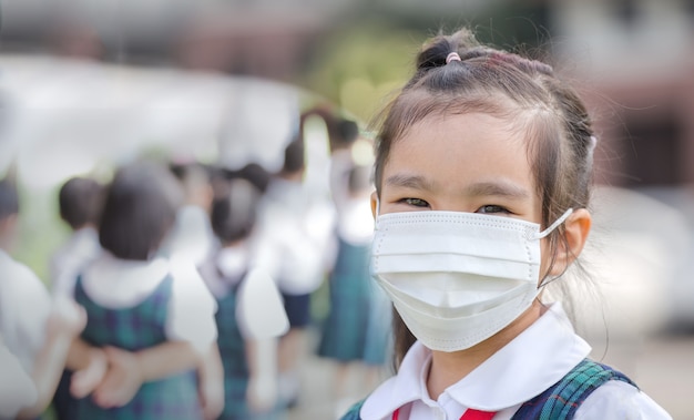 ragazza che indossa una maschera protettiva