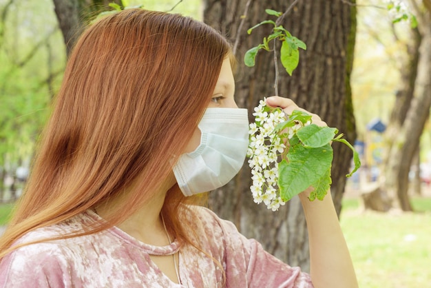 Ragazza che indossa una maschera