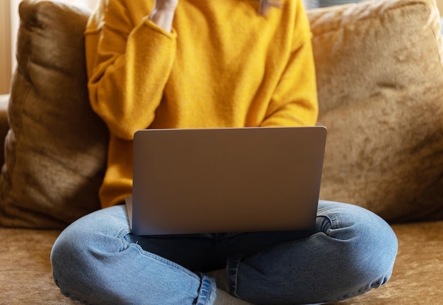 Ragazza che lavora a casa con un laptop durante la quarantena