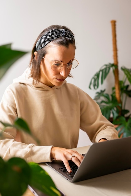 ragazza che lavora a casa Ragazza digitando sul computer con le cuffie