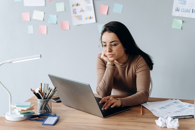 Ragazza che lavora al computer portatile