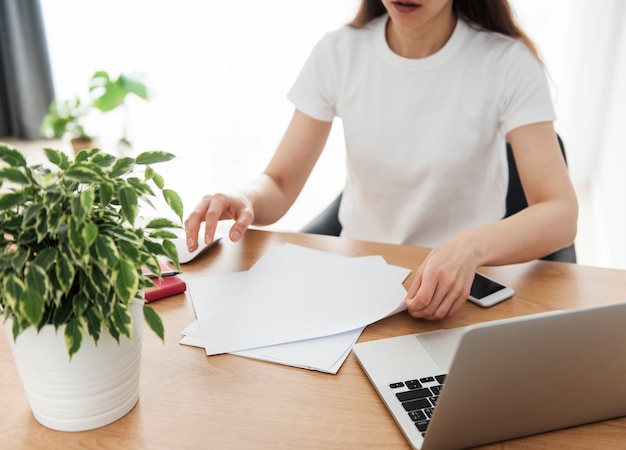 Ragazza che lavora in ufficio a casa al tavolo