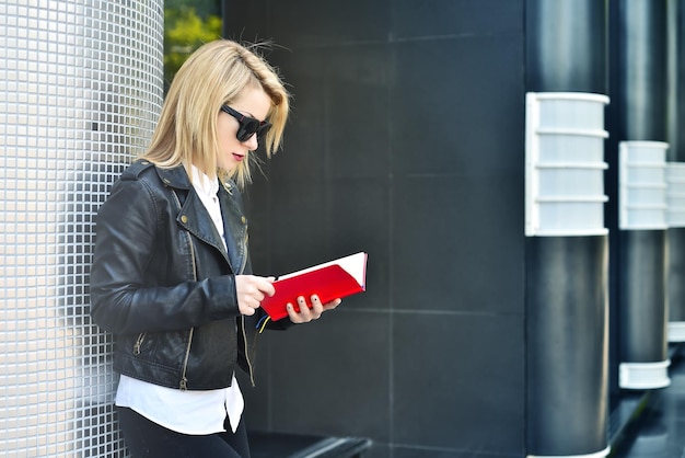 Ragazza che legge libro rosso