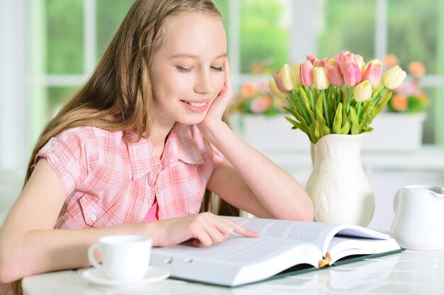 Ragazza che legge un libro interessante