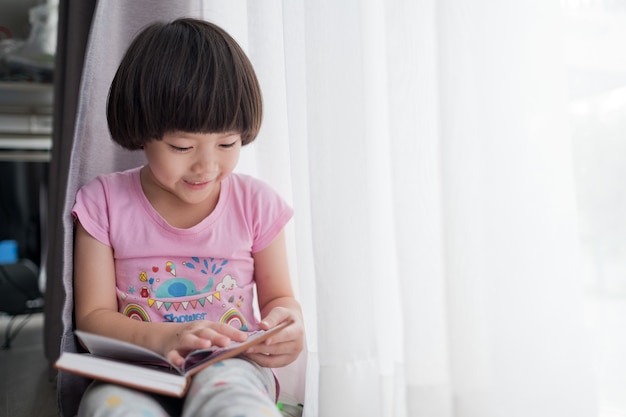 ragazza che legge un libro