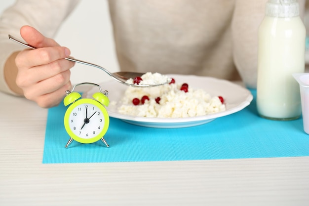 Ragazza che mangia cibo dieta al primo piano della tavola