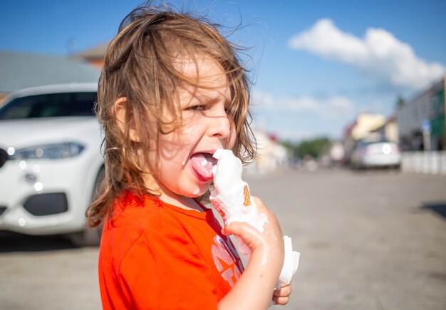 Ragazza Che Mangia Cono Gelato. il gelato si scioglie e scorre a portata di mano