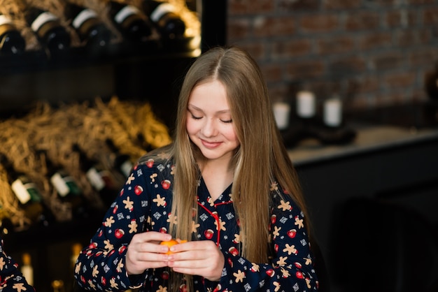 ragazza che mangia mandarini