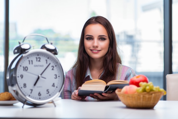 Ragazza che mangia prima colazione la mattina