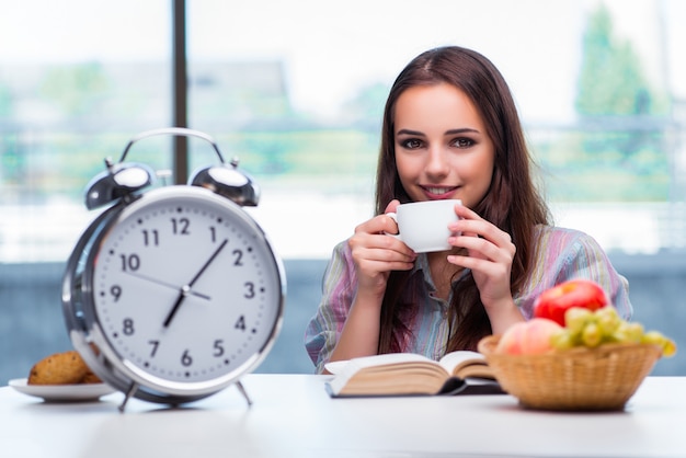 Ragazza che mangia prima colazione la mattina