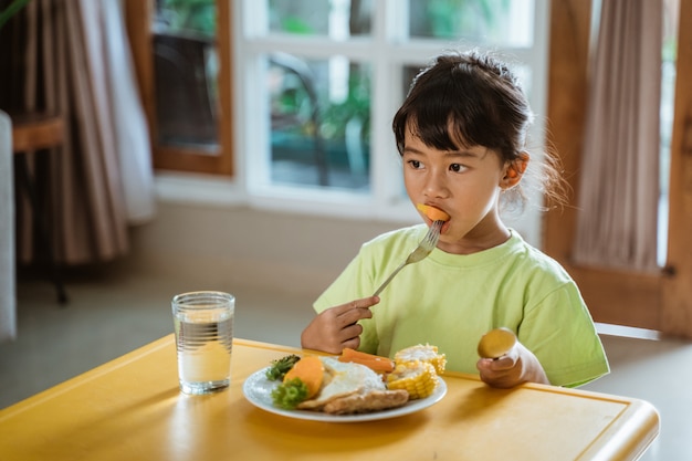 Ragazza che mangia prima colazione sana a casa