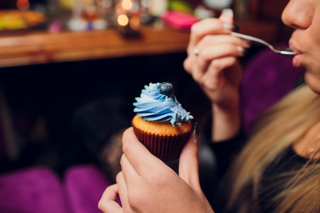 Ragazza che mangia un cupcake