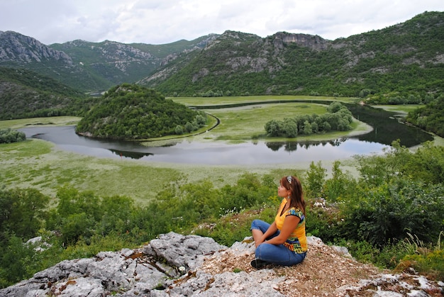 Ragazza che medita sul fiume Crnojevica