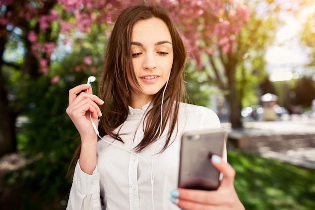 Ragazza che mette su un auricolare telefono