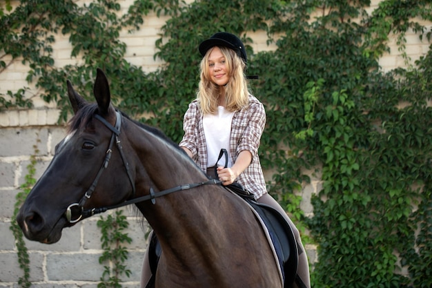 Ragazza che monta un cavallo Ragazza che monta un cavallo