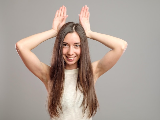 Ragazza che mostra le orecchie di coniglio