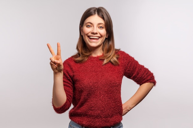 Ragazza che mostra segno di pace o vittoria