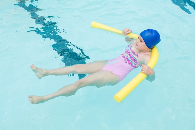 Ragazza che nuota in piscina presso il centro ricreativo