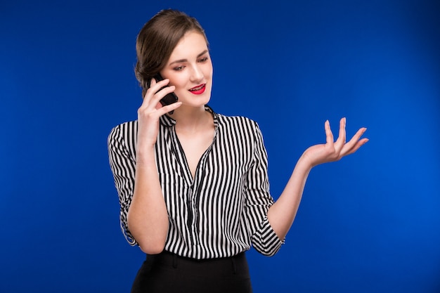 Ragazza che parla al telefono