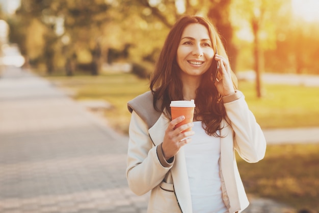 Ragazza che parla su un telefono cellulare nel parco