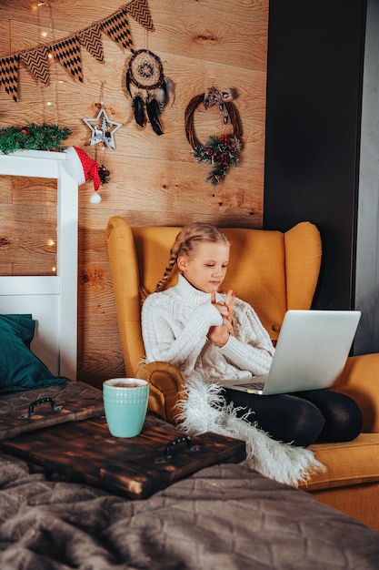 Ragazza che parla tramite videochiamata, natale online.