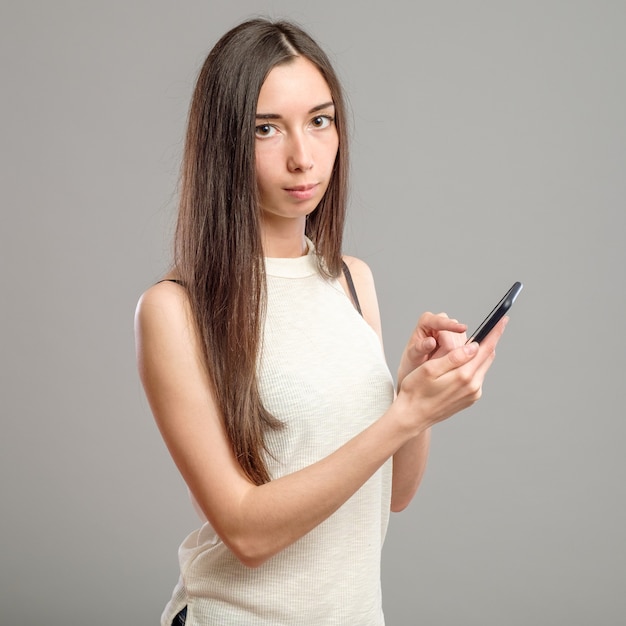 Ragazza che per mezzo del suo smartphone