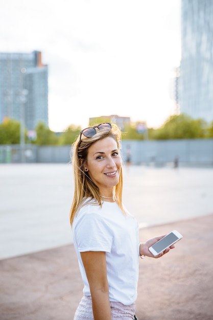 Ragazza che per mezzo del suo telefono