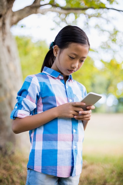 Ragazza che per mezzo del telefono cellulare