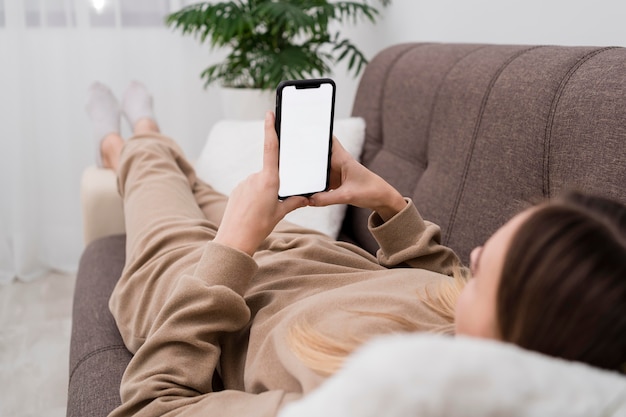 Ragazza che per mezzo del telefono